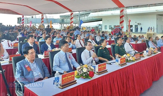 Đại biểu l&atilde;nh đạo, quan kh&aacute;ch tham dự buổi lễ.