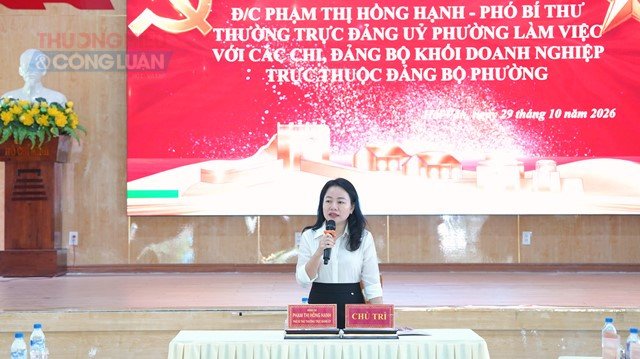 Ph&oacute; B&iacute; thư Thường trực Đảng uỷ phường Phạm Thị Hồng Hạnh kết luận hội nghị.