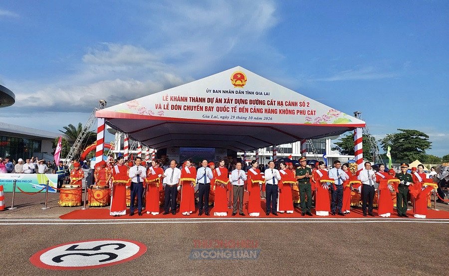 Ph&oacute; thủ tướng Hồ Quốc Dũng c&ugrave;ng l&atilde;nh đạo tỉnh Gia Lai v&agrave; l&atilde;nh đạo c&aacute;c bộ, ng&agrave;nh thực hiện nghi thức cắt băng kh&aacute;nh th&agrave;nh Dự &aacute;n x&acirc;y dựng đường cất hạ c&aacute;nh số 2.