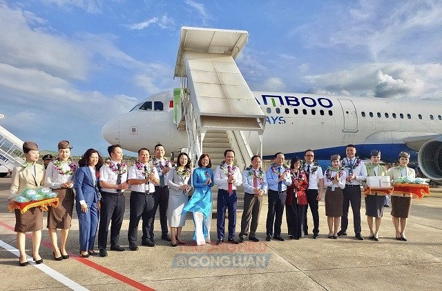 L&atilde;nh đạo tỉnh Gia Lai v&agrave; đại diện c&aacute;c DN tại Lễ đ&oacute;n chuyến bay quốc tế&hellip;