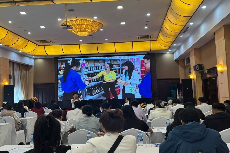 C&aacute;c học vi&ecirc;n được hướng dẫn x&acirc;y dựng nội dung livestream, giới thiệu sản phẩm trước m&aacute;y quay, thiết lập gian h&agrave;ng trực tuyến v&agrave; tiếp cận c&aacute;c nền tảng như TikTok Shop.