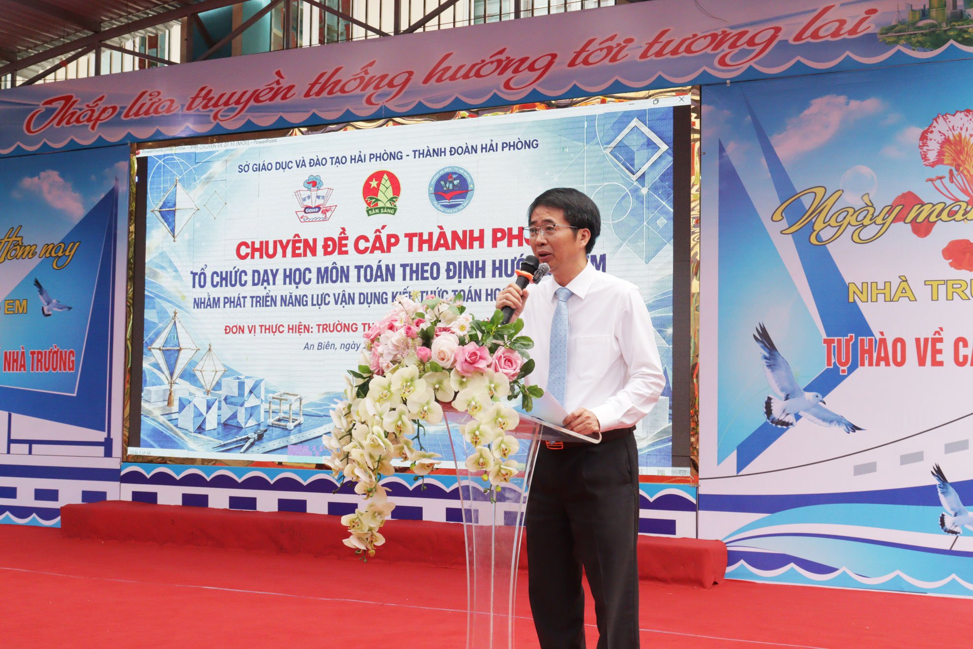 Đồng ch&iacute; Đỗ Duy Hưng, Ph&oacute; Gi&aacute;m đốc Sở Gi&aacute;o dục v&agrave; Đ&agrave;o tạo ph&aacute;t biểu tại Chuy&ecirc;n đề.