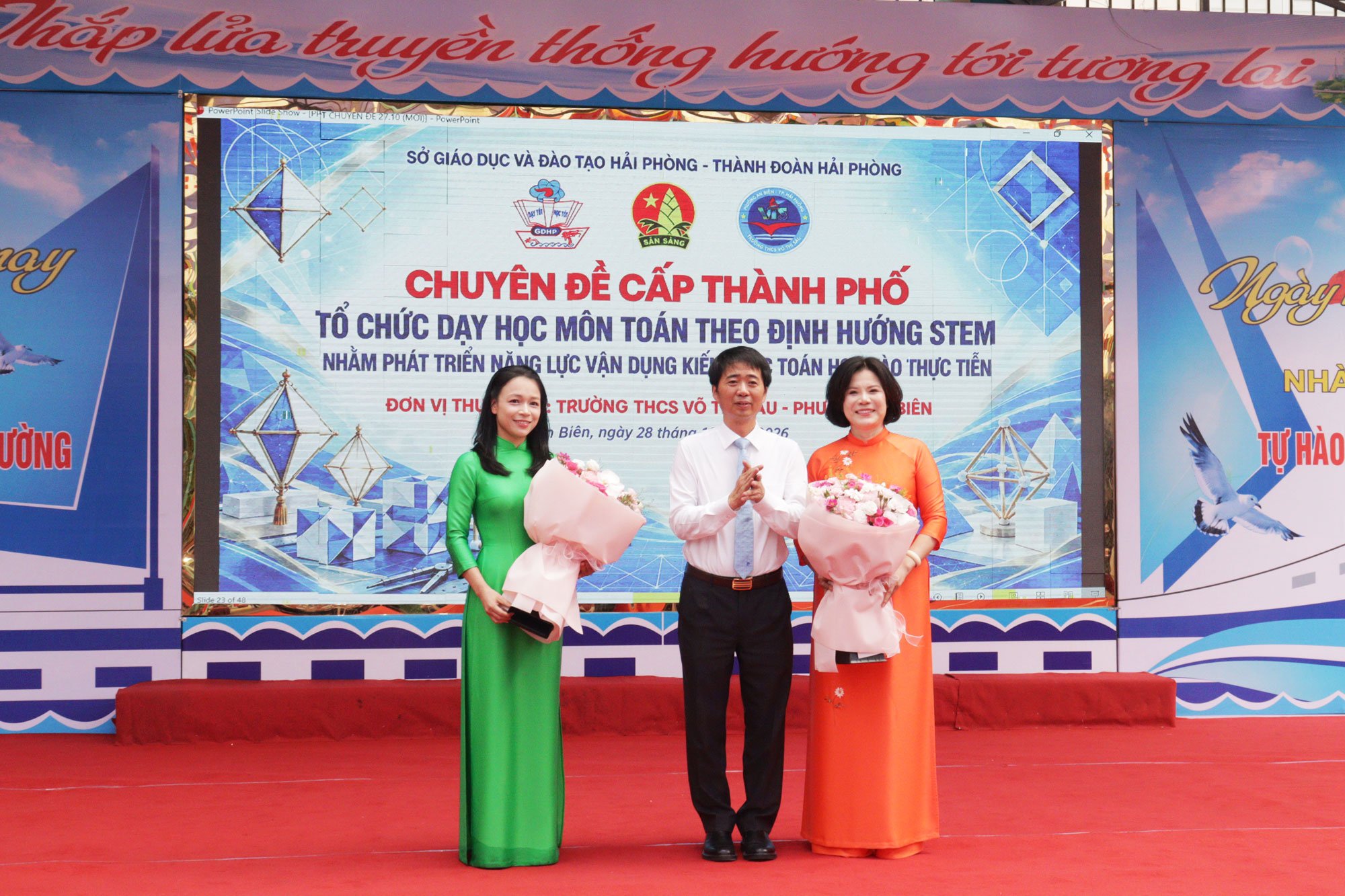 L&atilde;nh đạo Sở Gi&aacute;o dục v&agrave; Đ&agrave;o tạo tặng hoa ch&uacute;c mừng Trường THCS V&otilde; Thị S&aacute;u.