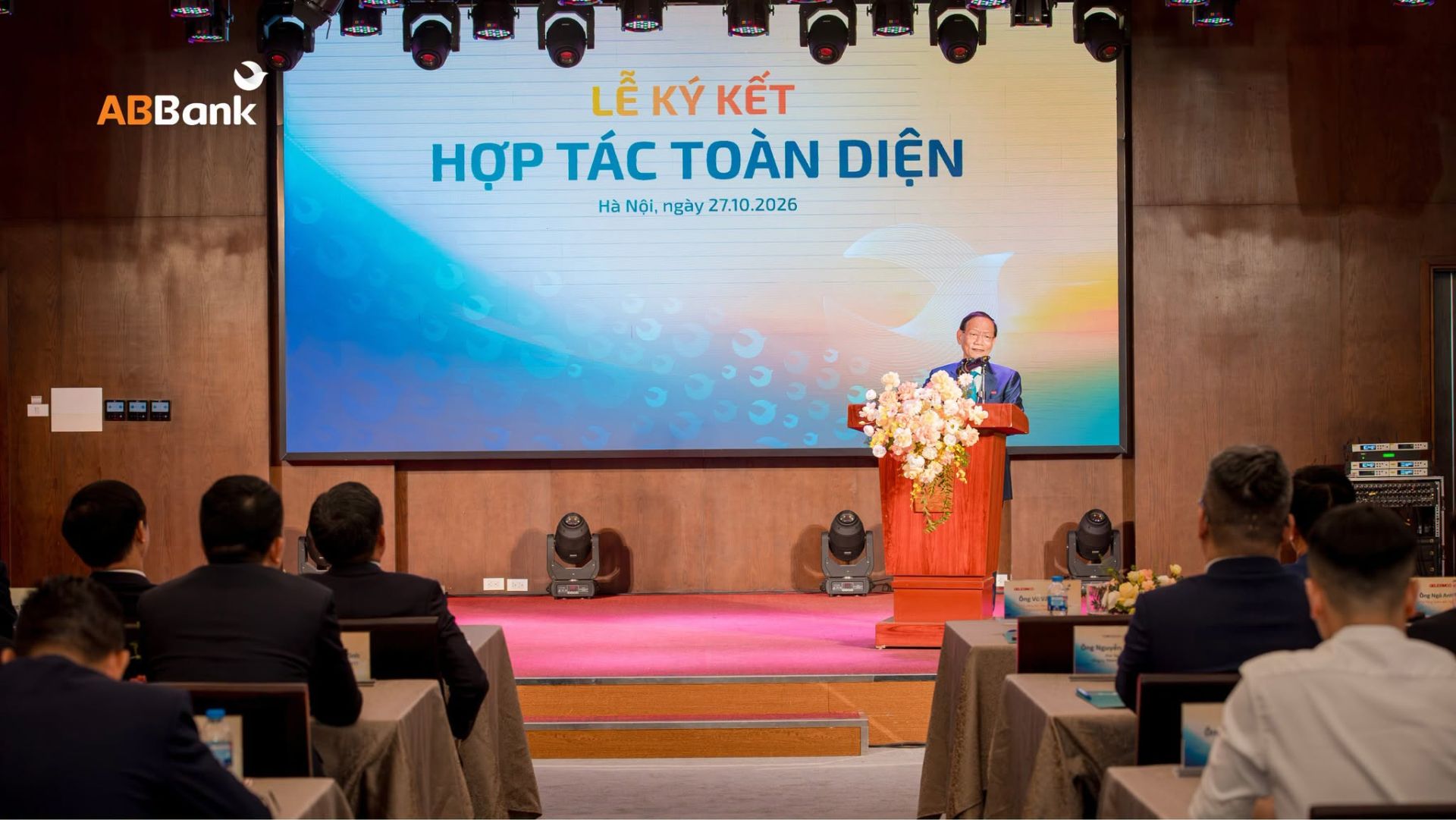 Ông Vũ Văn Tiền, Chủ tịch HĐQT ABBank phát biểu tại buổi Lễ Ông Vũ Văn Tiền, Chủ tịch HĐQT ABBank phát biểu tại buổi Lễ