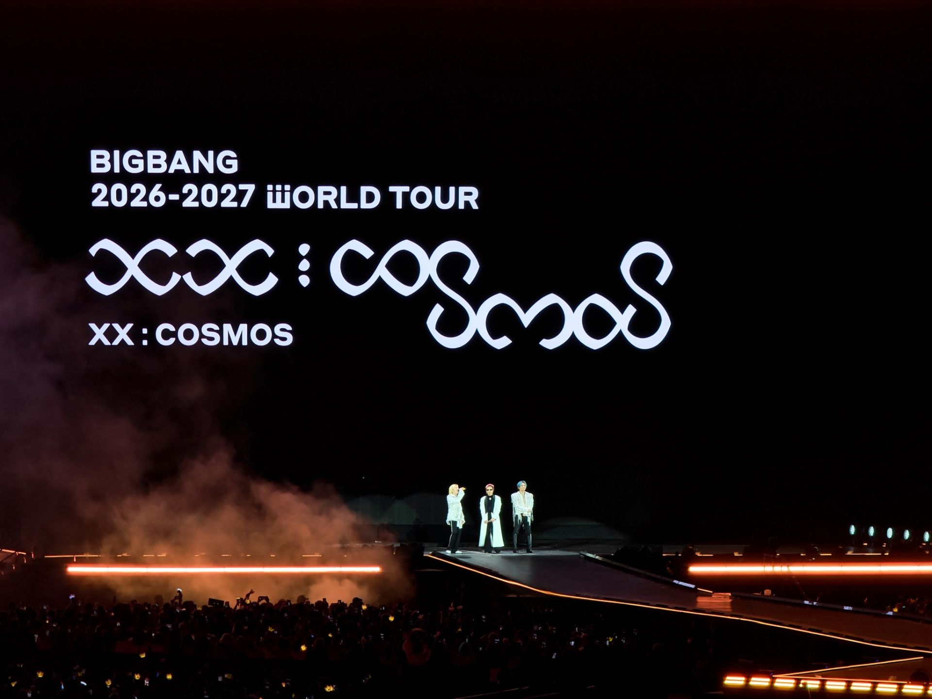 BIGBANG 2026-2027 WORLD TOUR < XX : COSMOS > tại H&agrave; Nội do AEG Presents Asia, Carpa v&agrave; VPBank đồng tổ chức, phối hợp c&ugrave;ng YG Entertainment, với sự đồng h&agrave;nh t&agrave;i trợ của VPBank v&agrave; Mastercard