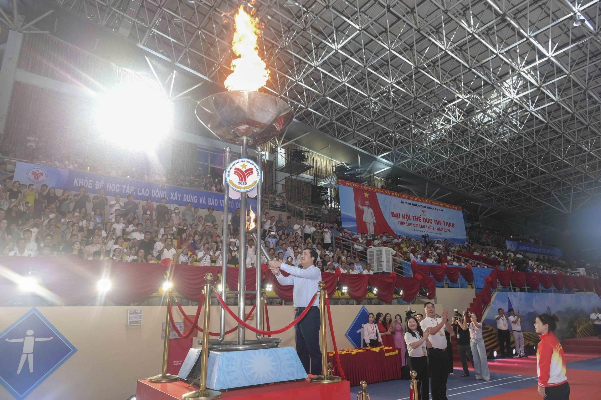 Ông Dương Quốc Huy, Ủy viên Trung ương Đảng, Bí thư Tỉnh ủy Lào Cai thực hiện nghi thức thắp lửa đại hội Ông Dương Quốc Huy, Ủy viên Trung ương Đảng, Bí thư Tỉnh ủy Lào Cai thực hiện nghi thức thắp lửa đại hội
