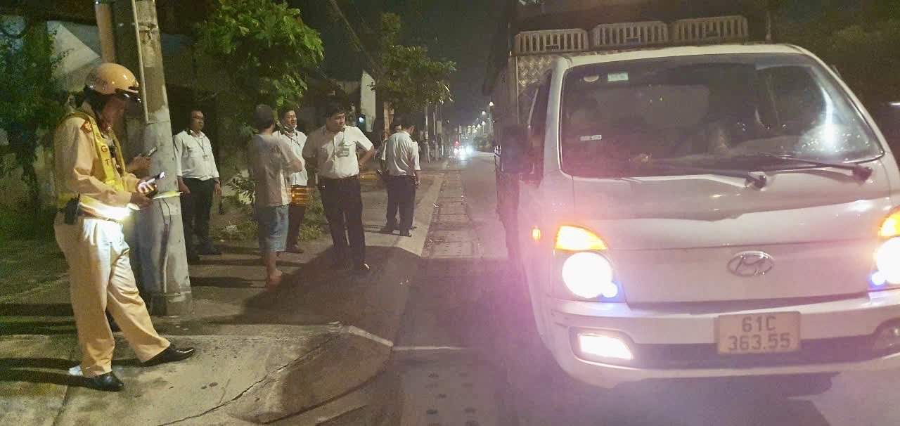 Đoàn Kiểm tra liên ngành theo Quyết định số 945/QĐ-UBND kiểm tra phương tiện vận chuyển động vật. Đoàn Kiểm tra liên ngành theo Quyết định số 945/QĐ-UBND kiểm tra phương tiện vận chuyển động vật.