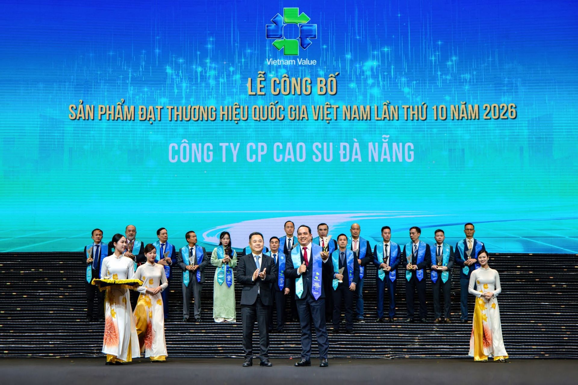 &ocirc;ng Văn Trung T&acirc;m &ndash; Ph&oacute; Tổng Gi&aacute;m đốc, Phụ tr&aacute;ch Ban Điều h&agrave;nh DRC &ndash; đ&atilde; l&ecirc;n s&acirc;n khấu đ&oacute;n nhận biểu trưng Thương hiệu Quốc gia Việt Nam năm 2026