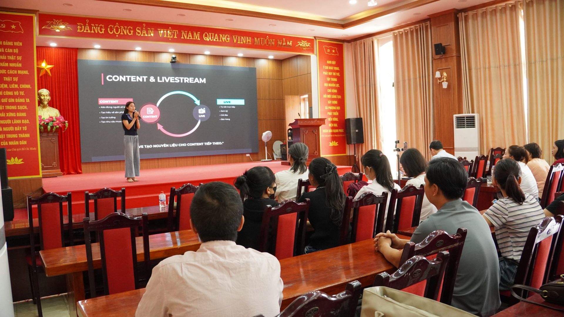 X&atilde; Phượng Dực tập huấn định hướng x&acirc;y dựng k&ecirc;nh v&agrave; kỹ năng livestream b&aacute;n h&agrave;ng tr&ecirc;n nền tảng thương mại điện tử cho người d&acirc;n.