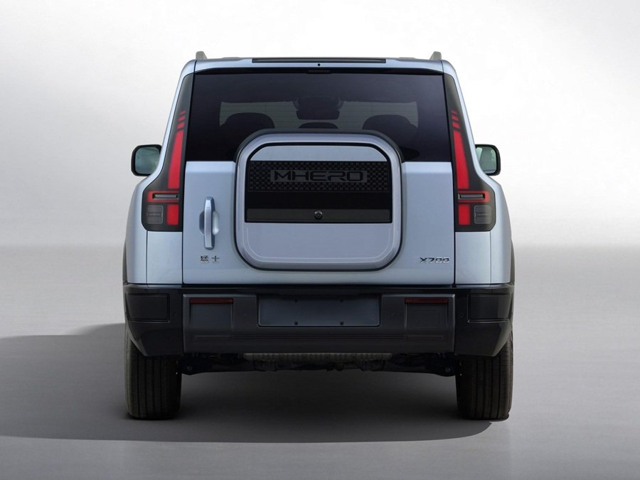 Đu&ocirc;i xe mang kiểu d&aacute;ng SUV địa h&igrave;nh cổ điển với lốp dự ph&ograve;ng gắn ngo&agrave;i v&agrave; cụm đ&egrave;n hậu bố tr&iacute; dọc