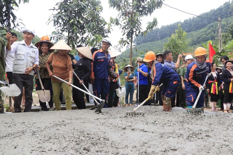 Trong phong trào xây dựng đường giao thông nông thôn ở Lào Cai, người dân không chỉ hiến đất mà còn góp tiền, góp công sức. Trong phong trào xây dựng đường giao thông nông thôn ở Lào Cai, người dân không chỉ hiến đất mà còn góp tiền, góp công sức.