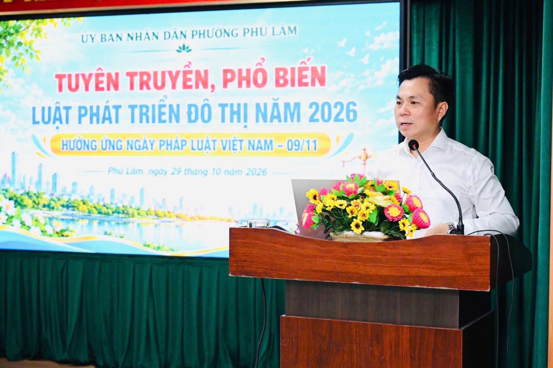 &Ocirc;ng Huỳnh Hữu Tốt, Trưởng ph&ograve;ng Phổ biến, gi&aacute;o dục ph&aacute;p luật thuộc Sở Tư ph&aacute;p TP.HCM, B&aacute;o c&aacute;o vi&ecirc;n ph&aacute;p luật TP.HCM, chia sẻ những điểm mới của Luật Ph&aacute;t triển đ&ocirc; thị năm 2026 tại hội nghị.