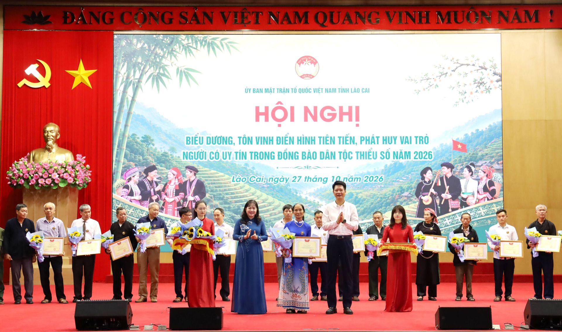 Phó Bí thư Tỉnh ủy, Chủ tịch Ủy ban MTTQ Việt Nam tỉnh Nguyễn Thế Phước và bà Hoàng Thị Thanh Bình, Phó Chủ tịch HĐND tỉnh Lào Cai tặng Bằng khen và hoa cho người uy tín tại Hội nghị biểu dương, tôn vinh điển hình tiên tiến, phát huy vai trò người có uy tín trong đồng bào dân tộc thiểu số năm 2026 Phó Bí thư Tỉnh ủy, Chủ tịch Ủy ban MTTQ Việt Nam tỉnh Nguyễn Thế Phước và bà Hoàng Thị Thanh Bình, Phó Chủ tịch HĐND tỉnh Lào Cai tặng Bằng khen và hoa cho người uy tín tại Hội nghị biểu dương, tôn vinh điển hình tiên tiến, phát huy vai trò người có uy tín trong đồng bào dân tộc thiểu số năm 2026