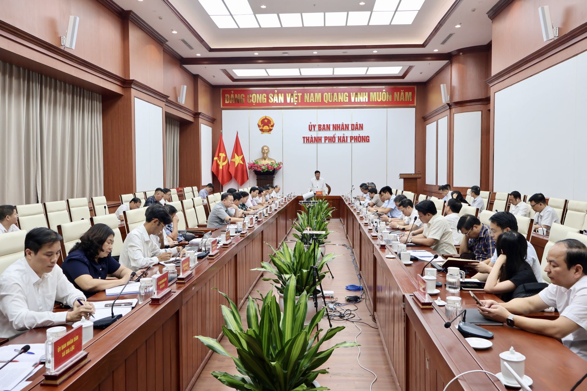 Lãnh đạo các sở, ngành, địa phương tham dự cuộc họp. Lãnh đạo các sở, ngành, địa phương tham dự cuộc họp.