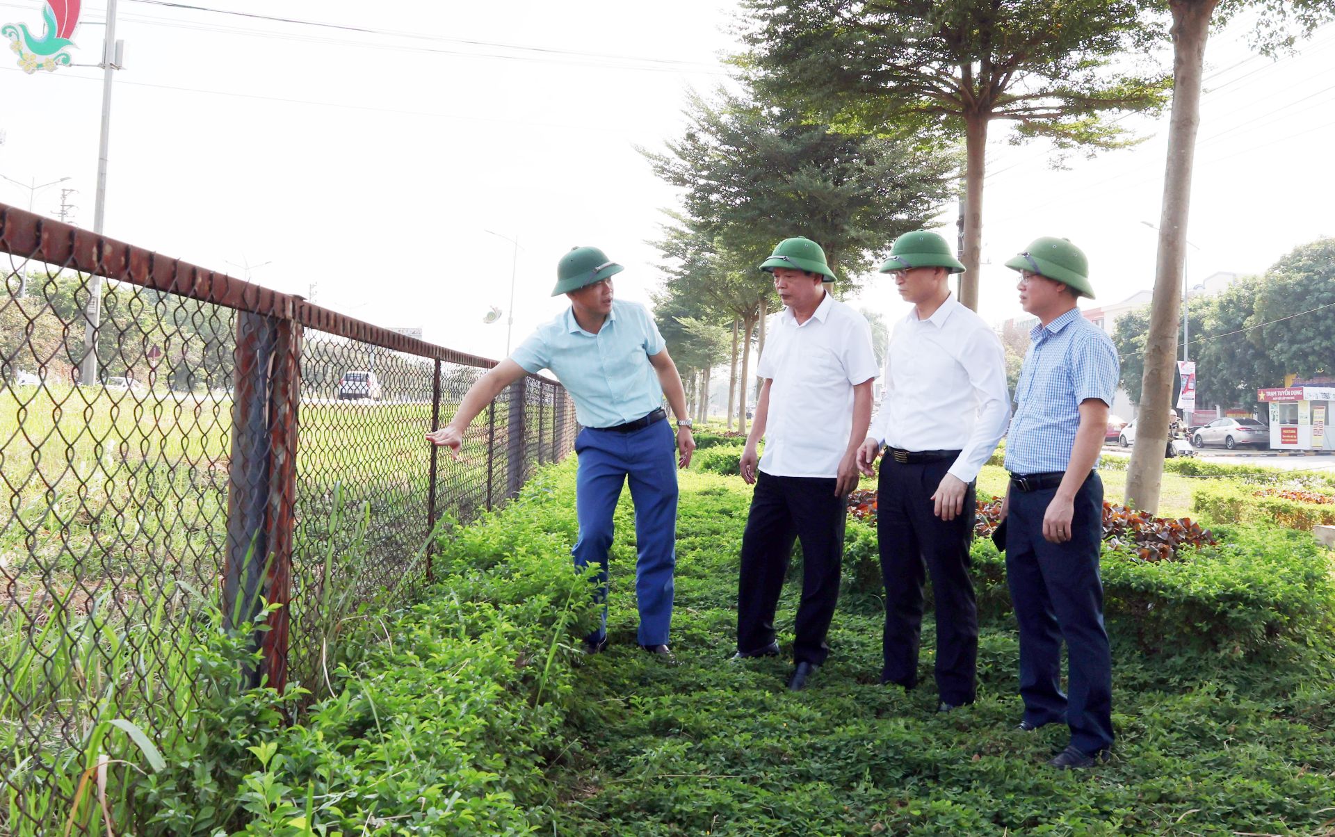 Các đồng chí lãnh đạo phường khảo sát dải cây xanh dọc tuyến Quốc lộ 18. Các đồng chí lãnh đạo phường khảo sát dải cây xanh dọc tuyến Quốc lộ 18.