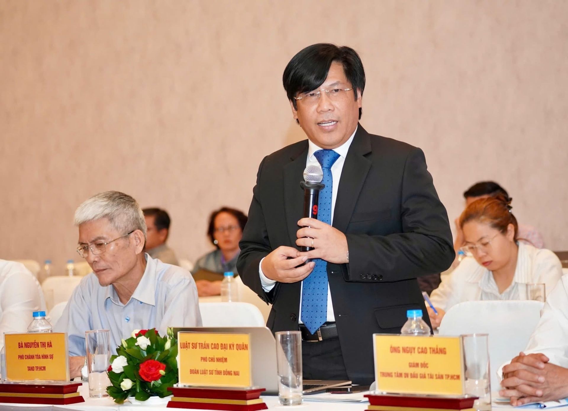Luật sư Trần Cao Đại Kỳ Quân cho rằng người dân tìm đến luật sư không phải để mua lời hứa thắng kiện, mà để được giải thích đúng pháp luật và bảo vệ quyền lợi bằng những phương thức hợp pháp. Ảnh: Võ Tùng Luật sư Trần Cao Đại Kỳ Quân cho rằng người dân tìm đến luật sư không phải để mua lời hứa thắng kiện, mà để được giải thích đúng pháp luật và bảo vệ quyền lợi bằng những phương thức hợp pháp. Ảnh: Võ Tùng