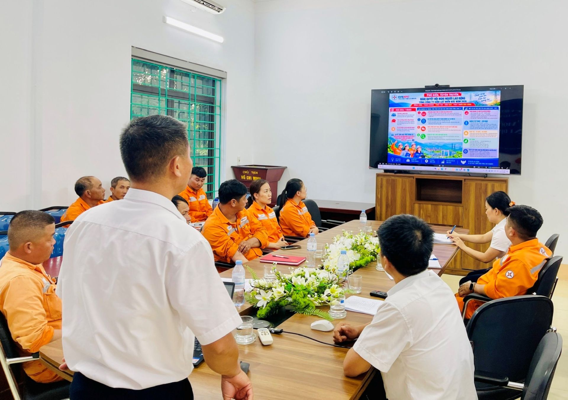 Ban lãnh đạo đơn vị đang triển khai các nội dung bài giảng E-learning về Văn hóa doanh nghiệp cho các CBCNV tại Điện lực Mường Ảng Ban lãnh đạo đơn vị đang triển khai các nội dung bài giảng E-learning về Văn hóa doanh nghiệp cho các CBCNV tại Điện lực Mường Ảng