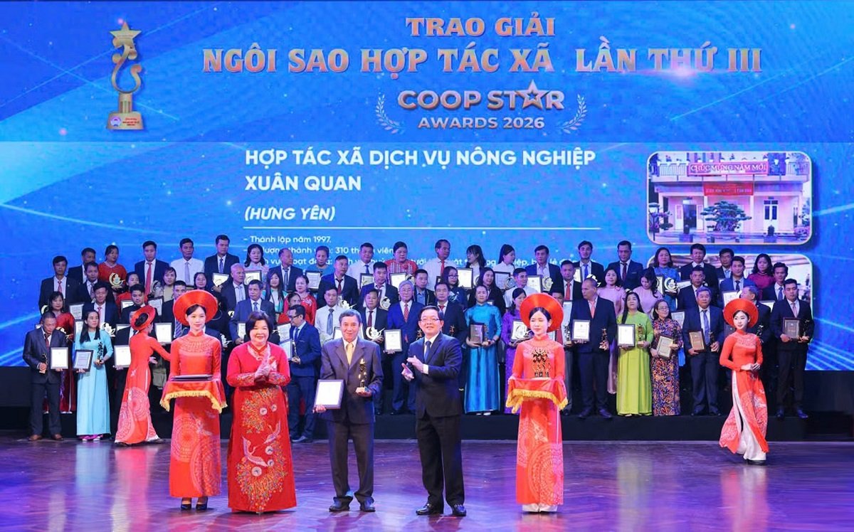 Gi&aacute;m đốc HTX N&ocirc;ng nghiệp Thượng Giang Trần Đ&igrave;nh Thọ đại di&ecirc;̣n HTX nh&acirc;̣n vinh danh &ldquo;Ng&ocirc;i sao Hợp t&aacute;c x&atilde;&rdquo; năm 2026