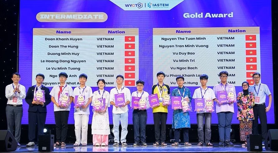 Ban Tổ chức trao Huy chương Vàng cho các thí sinh cấp độ Intermediate tại Kỳ thi Olympic Tài năng Hóa học trẻ thế giới (WYCTO) 2026. Ảnh: Trường Giang Ban Tổ chức trao Huy chương Vàng cho các thí sinh cấp độ Intermediate tại Kỳ thi Olympic Tài năng Hóa học trẻ thế giới (WYCTO) 2026. Ảnh: Trường Giang