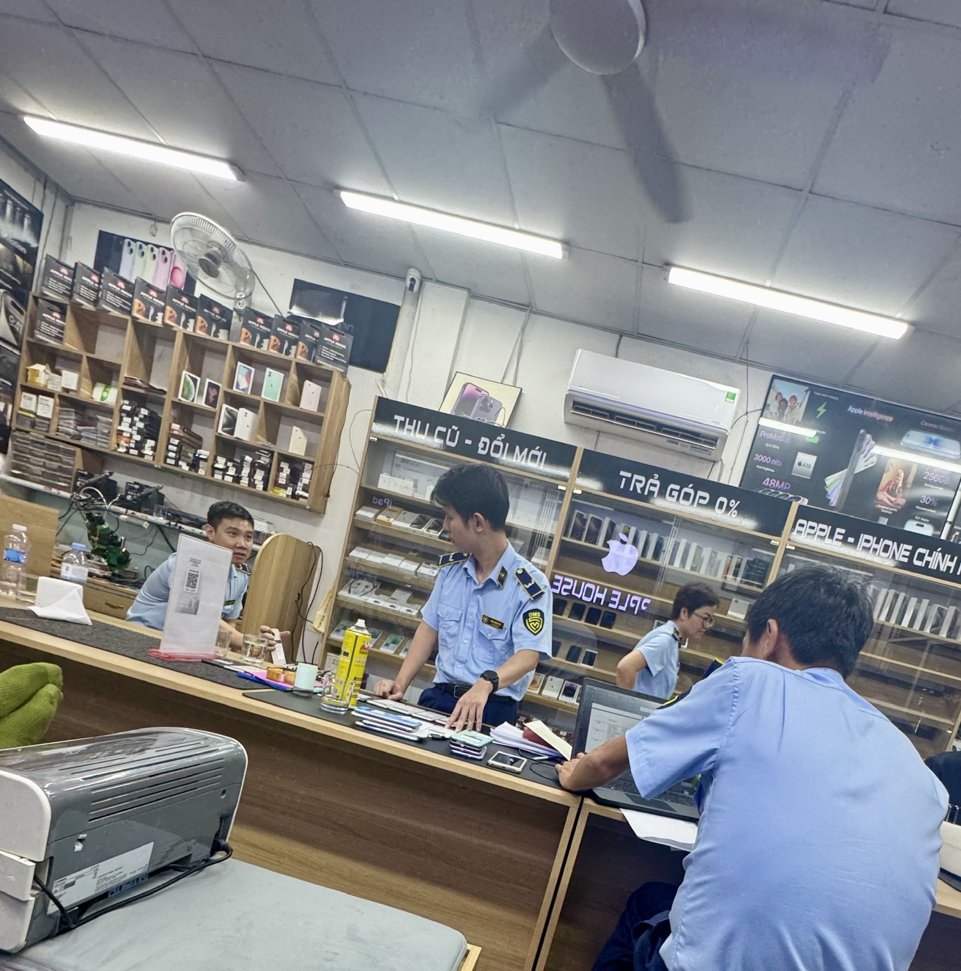 Lực lượng chức năng kiểm tra cơ sở kinh doanh vi phạm Lực lượng chức năng kiểm tra cơ sở kinh doanh vi phạm