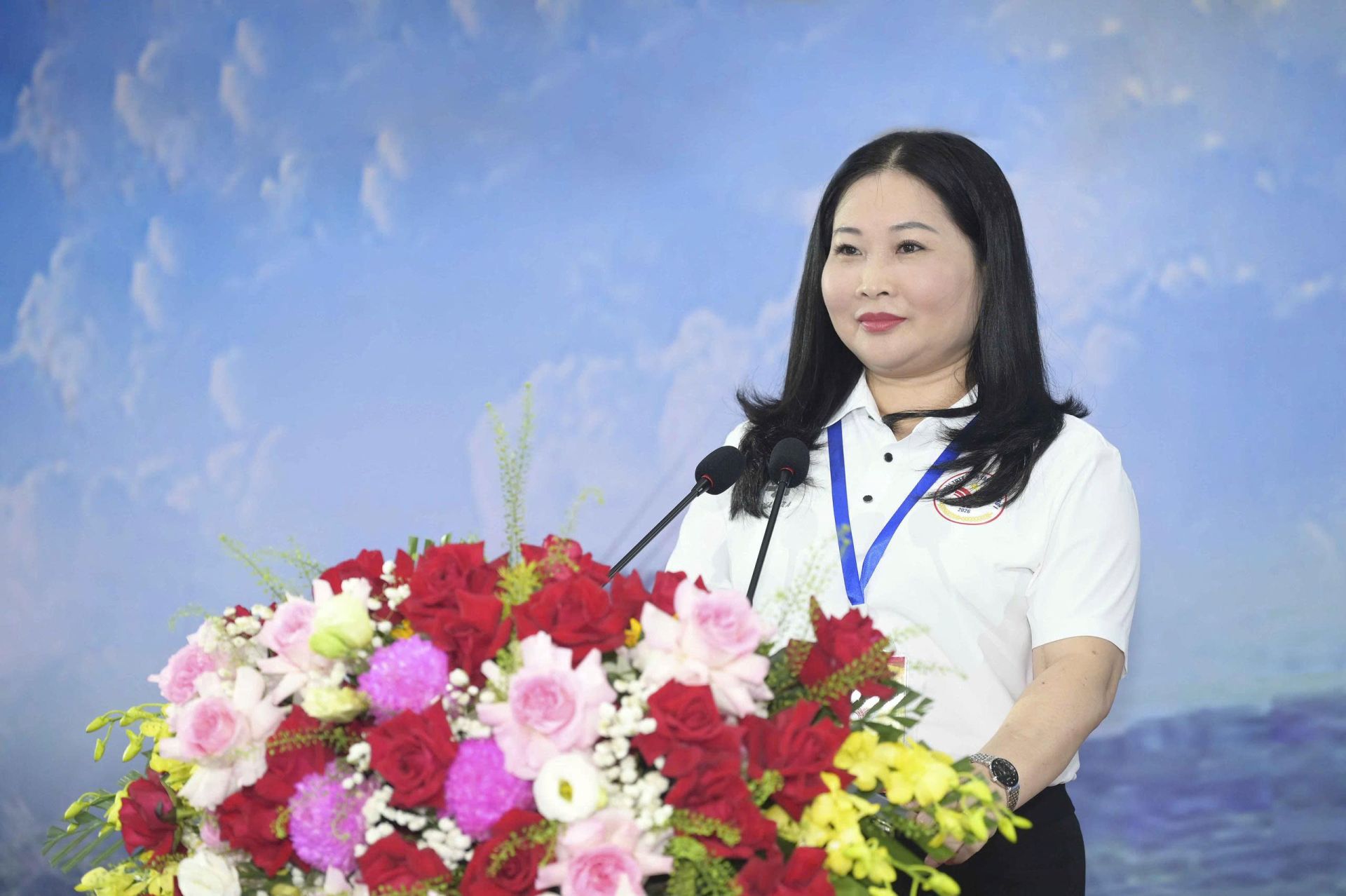 Bà Vũ Thị Hiền Hạnh, Phó Chủ tịch UBND tỉnh Lào Cai phát biểu khai mạc. Bà Vũ Thị Hiền Hạnh, Phó Chủ tịch UBND tỉnh Lào Cai phát biểu khai mạc.