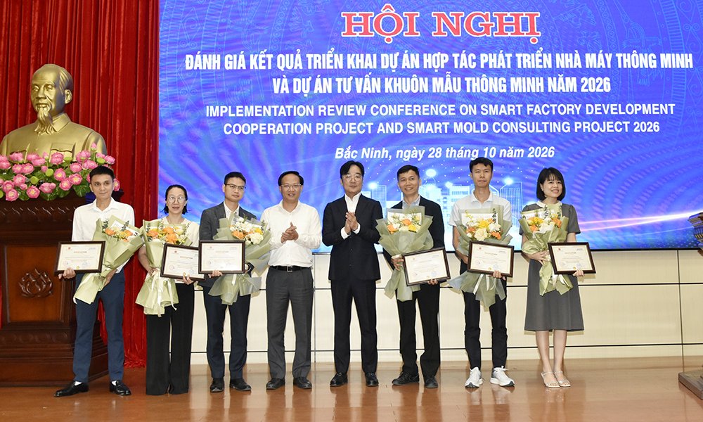 Đồng chí Phạm Văn Thịnh cùng đại diện Samsung Việt Nam trao chứng nhận hoàn thành dự án nhà máy thông minh cho 6 doanh nghiệp tại Bắc Ninh. Đồng chí Phạm Văn Thịnh cùng đại diện Samsung Việt Nam trao chứng nhận hoàn thành dự án nhà máy thông minh cho 6 doanh nghiệp tại Bắc Ninh.