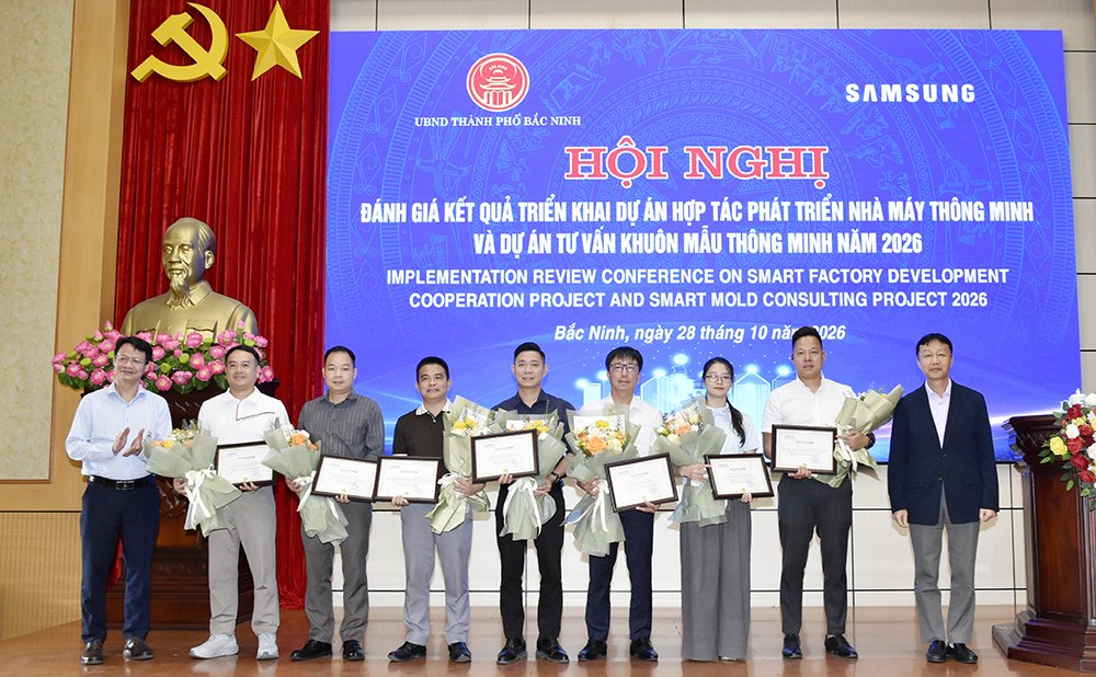 Đại diện Cục Công nghiệp, Bộ Công Thương và Samsung Việt Nam trao chứng nhận hoàn thành dự án cho một số doanh nghiệp ở khu vực miền Bắc. Đại diện Cục Công nghiệp, Bộ Công Thương và Samsung Việt Nam trao chứng nhận hoàn thành dự án cho một số doanh nghiệp ở khu vực miền Bắc.
