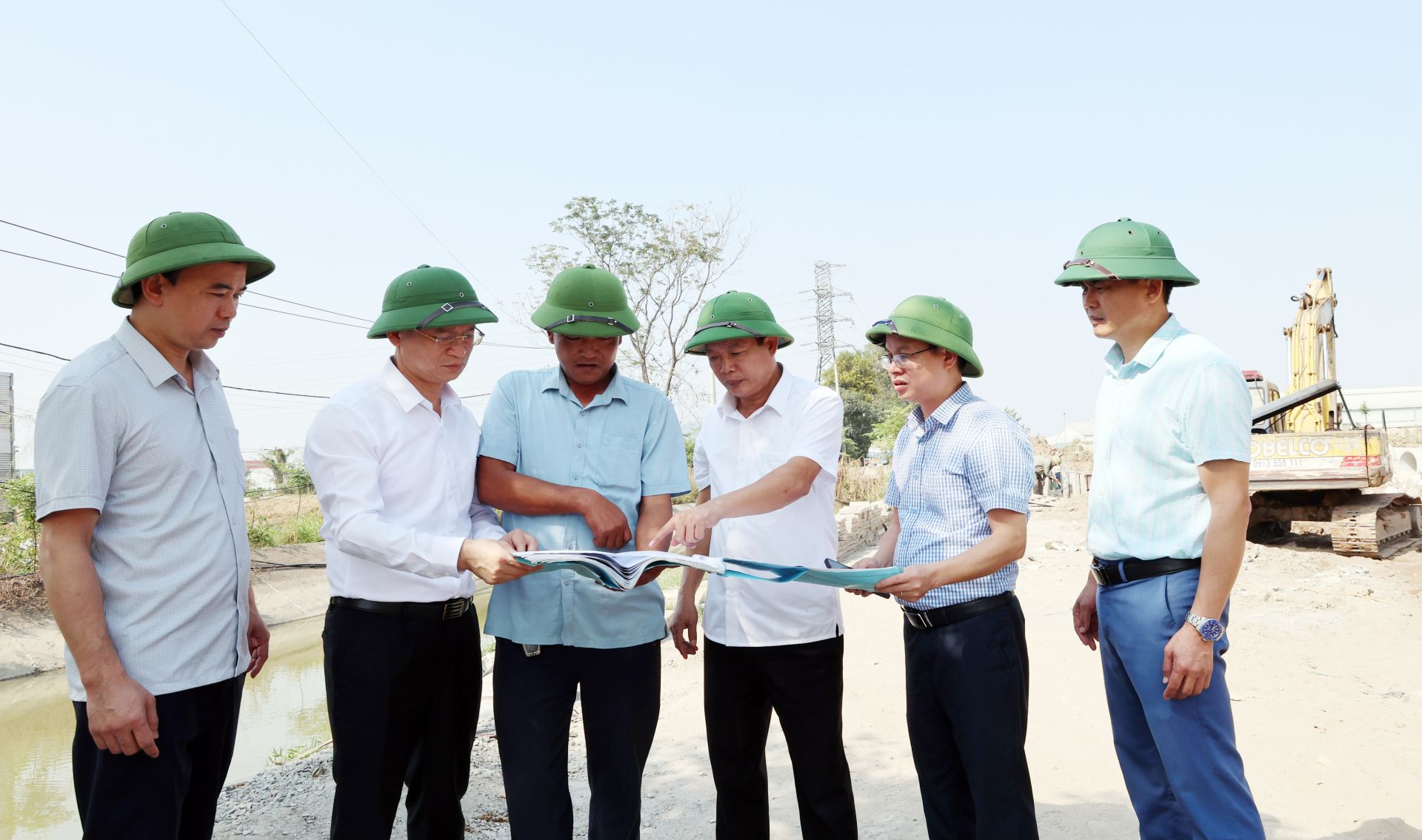 Các đồng chí lãnh đạo phường kiểm tra tiến độ thi công dự án đường giao thông xã Phượng Mao từ ĐT.279 đi Khu công nghiệp Quế Võ I. Các đồng chí lãnh đạo phường kiểm tra tiến độ thi công dự án đường giao thông xã Phượng Mao từ ĐT.279 đi Khu công nghiệp Quế Võ I.