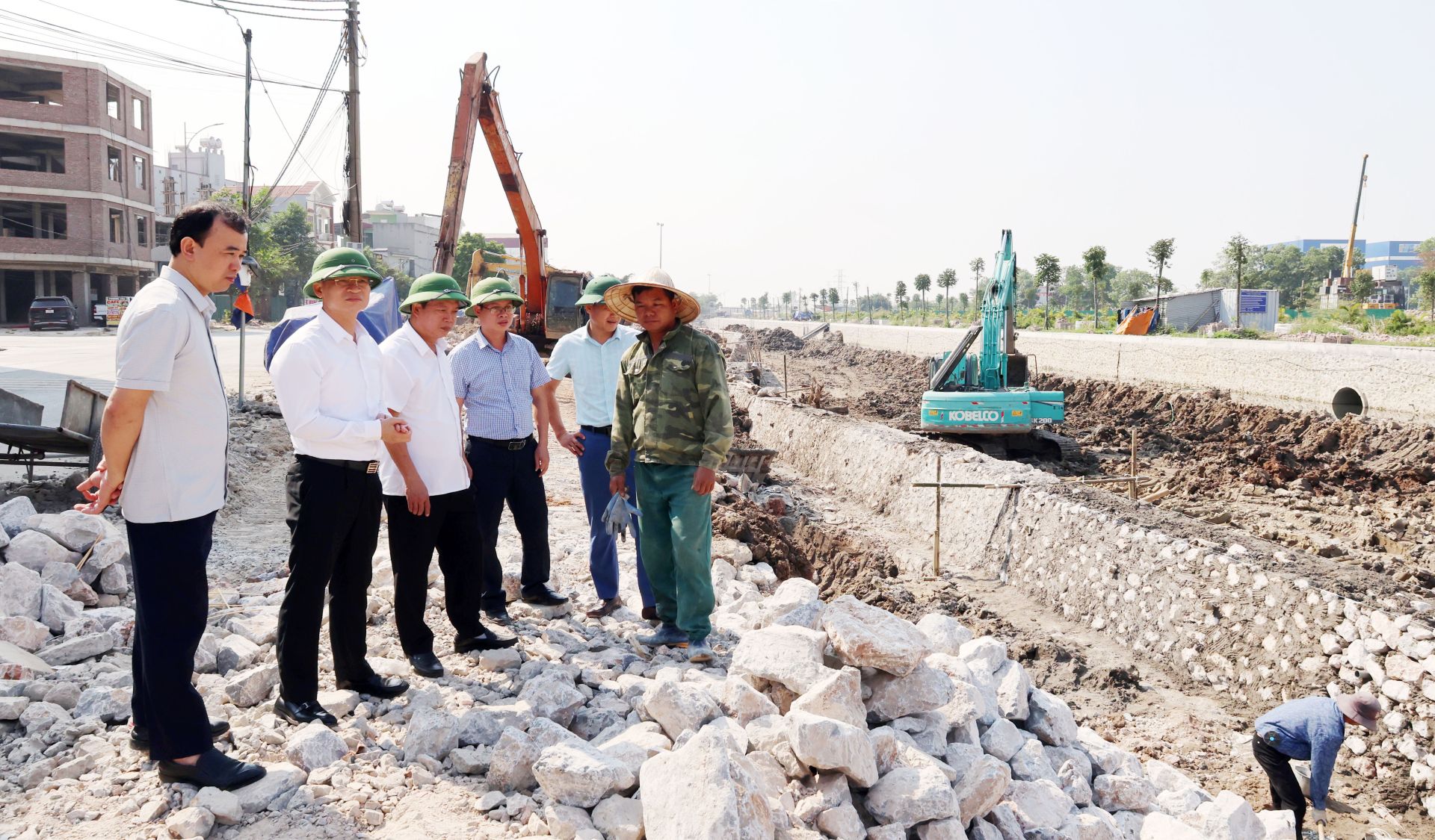 Các đồng chí lãnh đạo phường kiểm tra tiến độ thi công dự án xây mới công viên cây xanh phường Phương Liễu. Các đồng chí lãnh đạo phường kiểm tra tiến độ thi công dự án xây mới công viên cây xanh phường Phương Liễu.