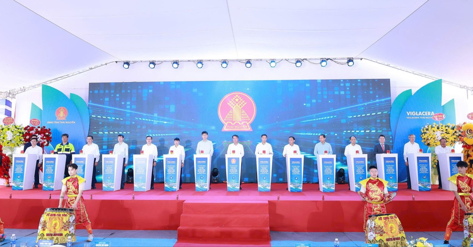 Các đại biểu thực hiện nghi thức nhấn nút khởi công Các đại biểu thực hiện nghi thức nhấn nút khởi công
