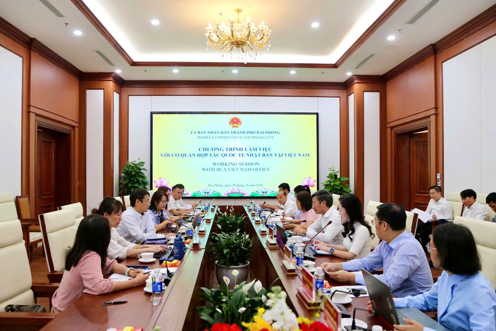 Quang cảnh cuộc tiếp, l&agrave;m việc với Cơ quan Hợp t&aacute;c Quốc tế Nhật Bản (JICA) tại Việt Nam.