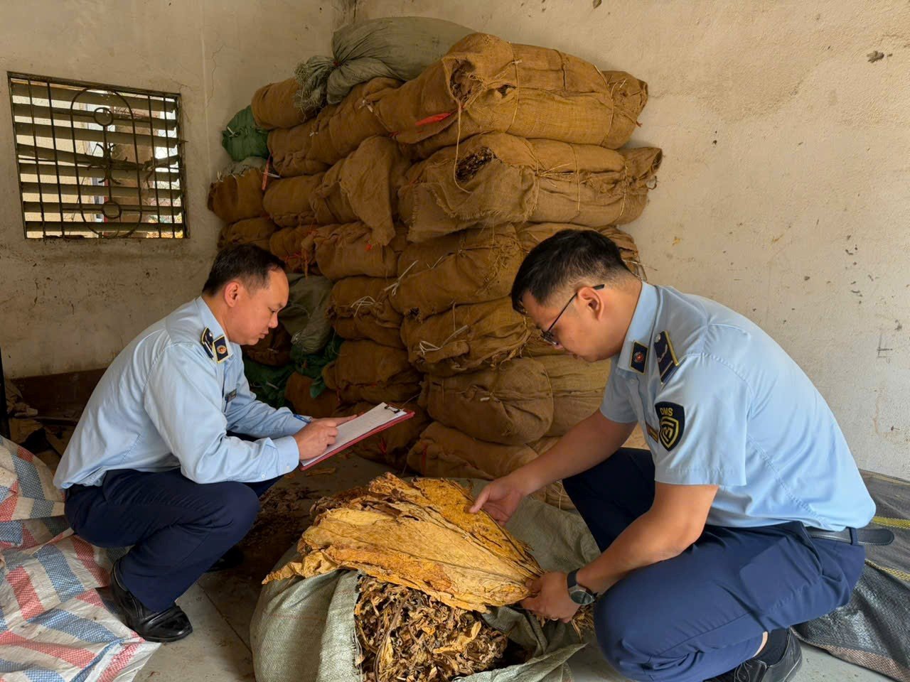 phát hiện trên 1,2 tấn nguyên liệu thuốc lá không rõ nguồn gốc xuất xứ phát hiện trên 1,2 tấn nguyên liệu thuốc lá không rõ nguồn gốc xuất xứ