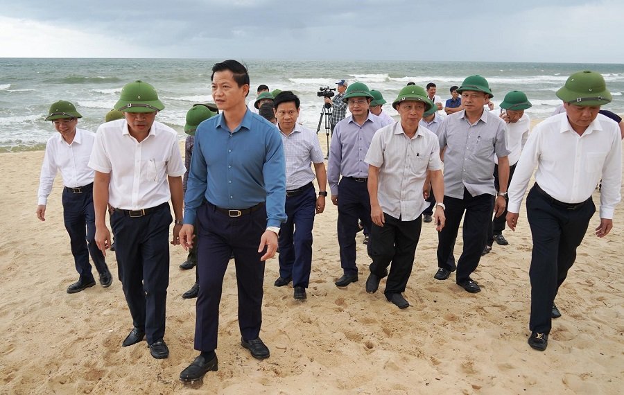 Bí thư Tỉnh ủy Quảng Trị Vương Quốc Tuấn và đoàn công tác kiểm tra tại biển Nhật Lệ và Bảo Ninh Bí thư Tỉnh ủy Quảng Trị Vương Quốc Tuấn và đoàn công tác kiểm tra tại biển Nhật Lệ và Bảo Ninh