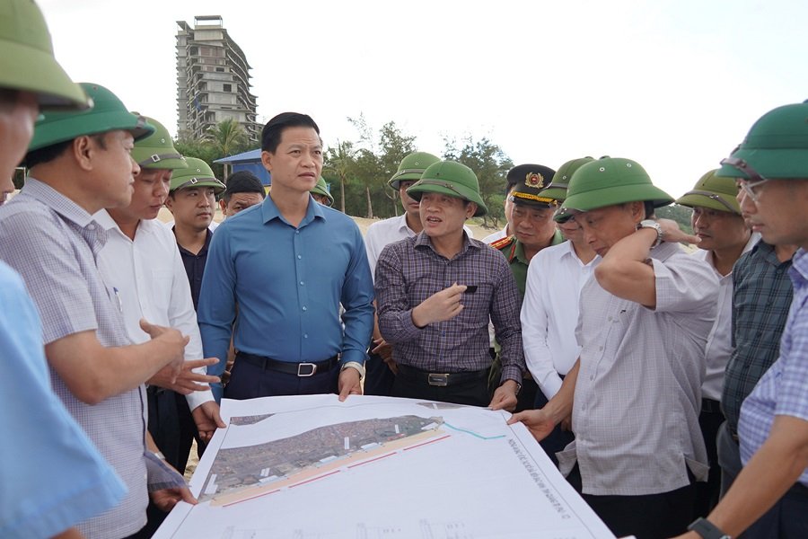 Các đồng chí lãnh đạo tỉnh nghe các ngành, đơn vị báo cáo, đề xuất tại hiện trường Các đồng chí lãnh đạo tỉnh nghe các ngành, đơn vị báo cáo, đề xuất tại hiện trường