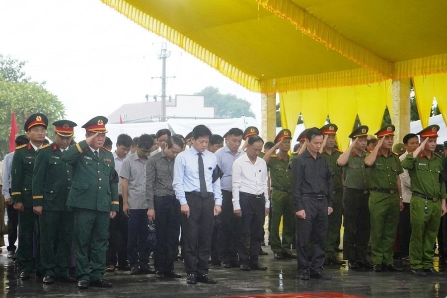 Các đại biểu dành phút tưởng niệm, tri ân các Anh hùng liệt sĩ Các đại biểu dành phút tưởng niệm, tri ân các Anh hùng liệt sĩ