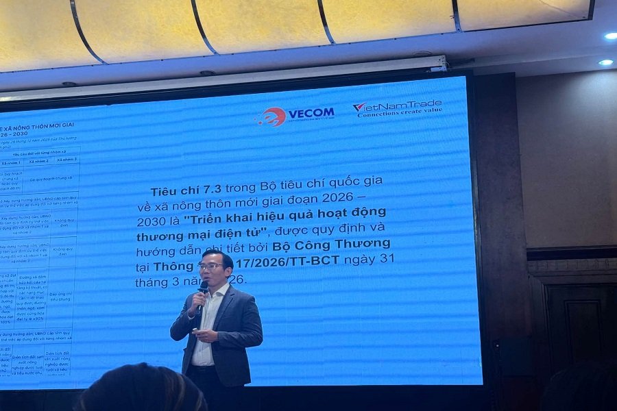 &ocirc;ng V&otilde; Văn Khanh, Trưởng đại diện Hiệp hội Thương mại điện tử Việt Nam tại miền Trung - T&acirc;y Nguy&ecirc;n, trao đổi về việc triển khai ti&ecirc;u ch&iacute; 7.3