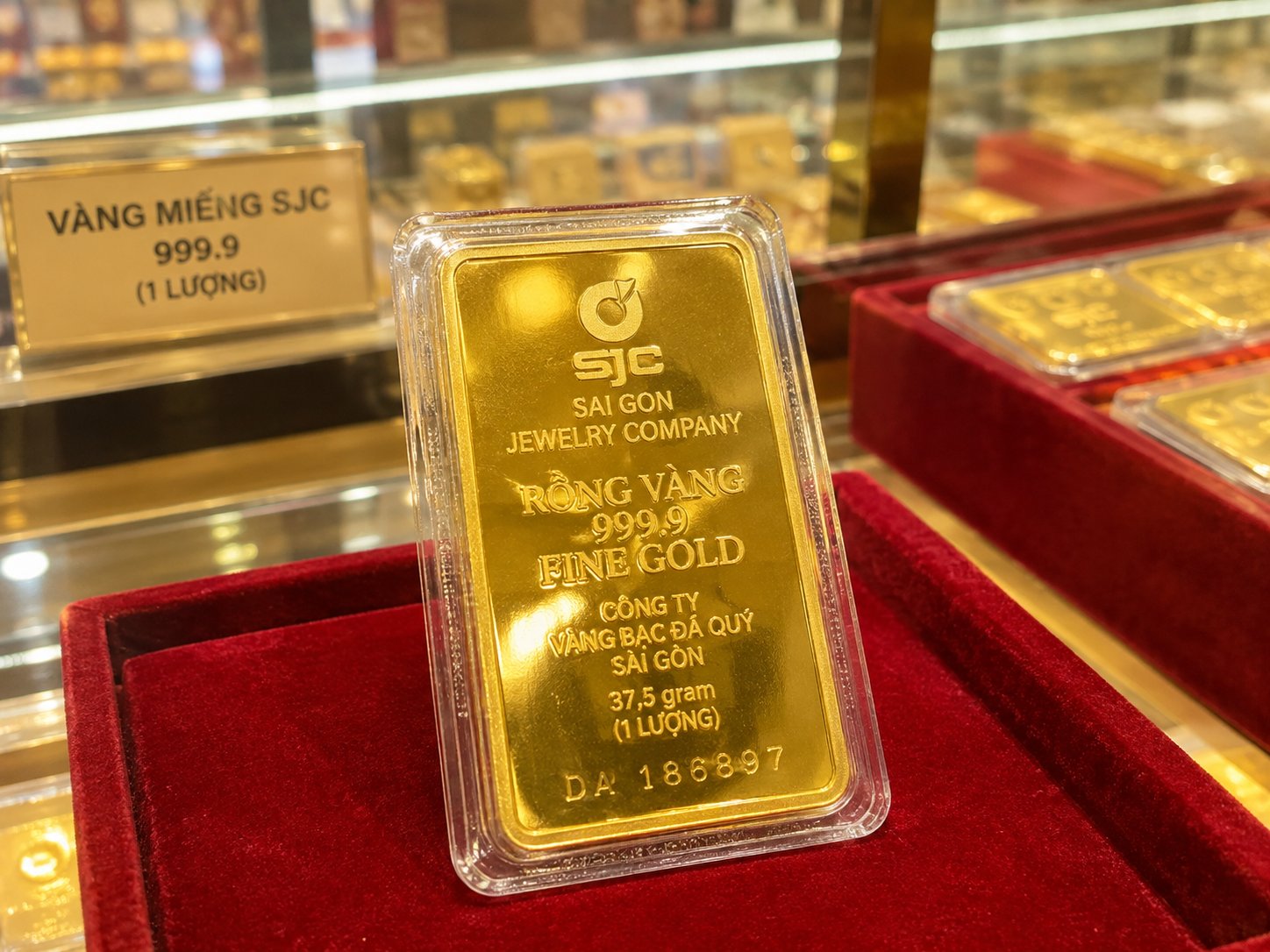 Giá vàng hôm nay 29/10: Vàng SJC giảm 300.000 đồng/lượng - Hình 1