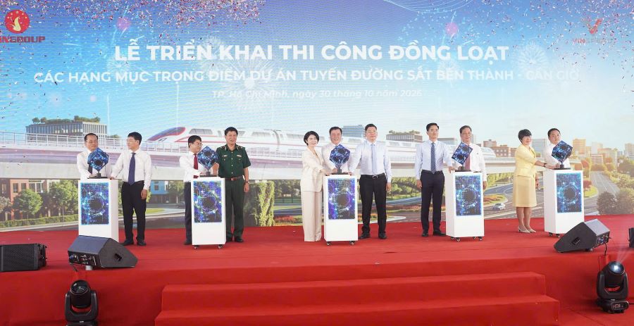 L&atilde;nh đạo TP.HCM c&ugrave;ng đại diện doanh nghiệp thực hiện nghi thức triển khai thi c&ocirc;ng đồng loạt tuyến đường sắt Bến Th&agrave;nh - Cần Giờ