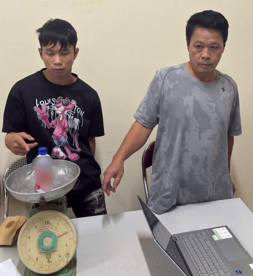Đối tượng Ch&igrave;u S&aacute;ng Hềnh (&aacute;o đen) v&agrave; Lương Xu&acirc;n Vẳn c&ugrave;ng tang vật. Ảnh: C&ocirc;ng an cung cấp