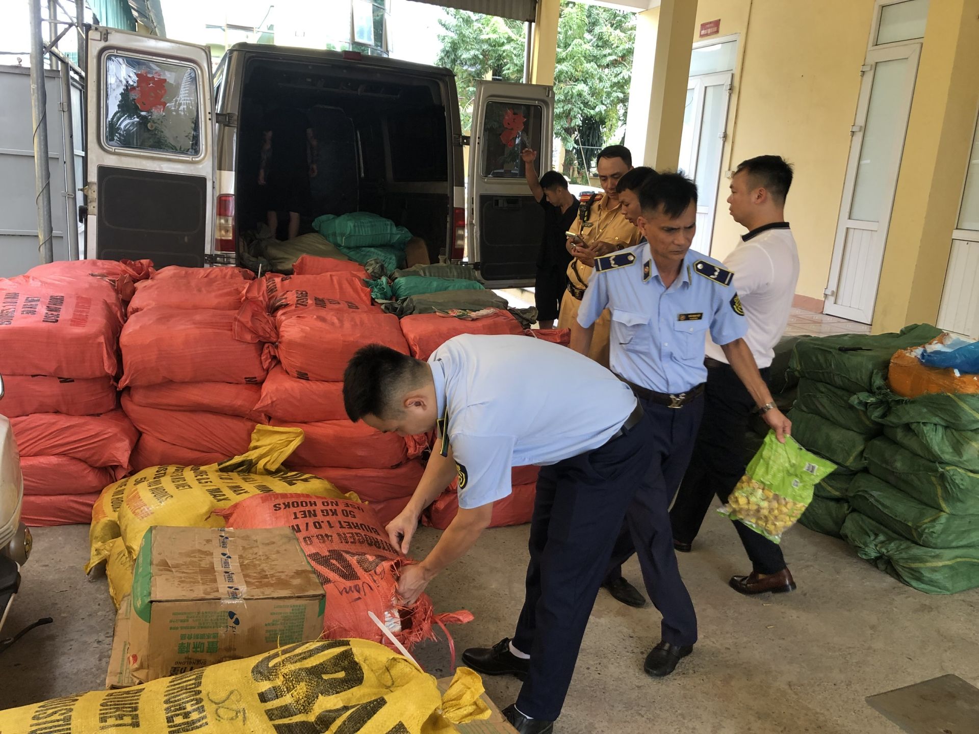 Đoàn kiểm tra liên ngành kiểm tra hàng hóa vi phạm. Ảnh: bcd389.gov.vn Đoàn kiểm tra liên ngành kiểm tra hàng hóa vi phạm. Ảnh: bcd389.gov.vn