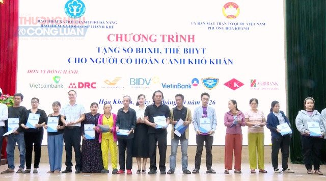 Phường Hòa Khánh và Bảo hiểm xã hội cơ sở Thanh Khê trao thẻ bảo hiểm y tế cho học sinh khó khăn. Phường Hòa Khánh và Bảo hiểm xã hội cơ sở Thanh Khê trao thẻ bảo hiểm y tế cho học sinh khó khăn.