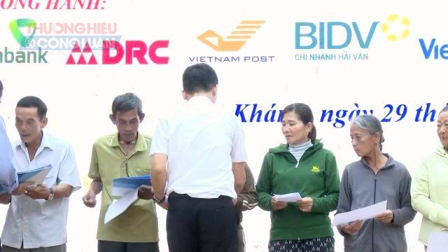 Các hộ nghèo, hộ cận nghèo nhận sổ bảo hiểm xã hội, góp phần mở rộng diện bao phủ của chính sách bảo hiểm xã hội. Các hộ nghèo, hộ cận nghèo nhận sổ bảo hiểm xã hội, góp phần mở rộng diện bao phủ của chính sách bảo hiểm xã hội.