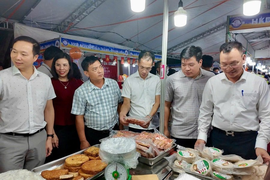 C&aacute;c đại biểu thăm quan c&aacute;c gian h&agrave;ng.
