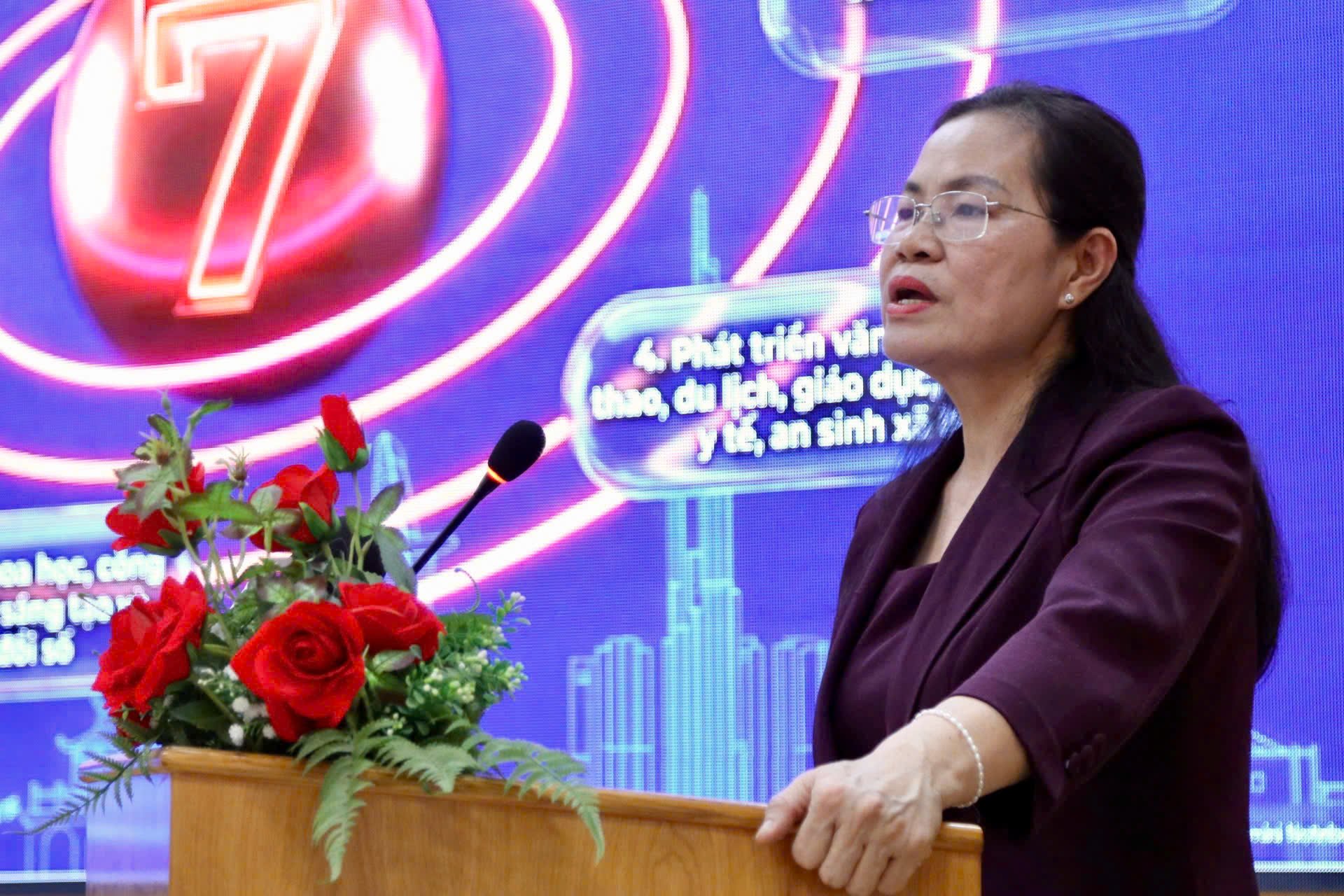 Giám đốc Sở Tư pháp TP.HCM Nguyễn Thị Hồng Hạnh trình bày chuyên đề về Luật Phát triển đô thị và các văn bản hướng dẫn thi hành. Giám đốc Sở Tư pháp TP.HCM Nguyễn Thị Hồng Hạnh trình bày chuyên đề về Luật Phát triển đô thị và các văn bản hướng dẫn thi hành.