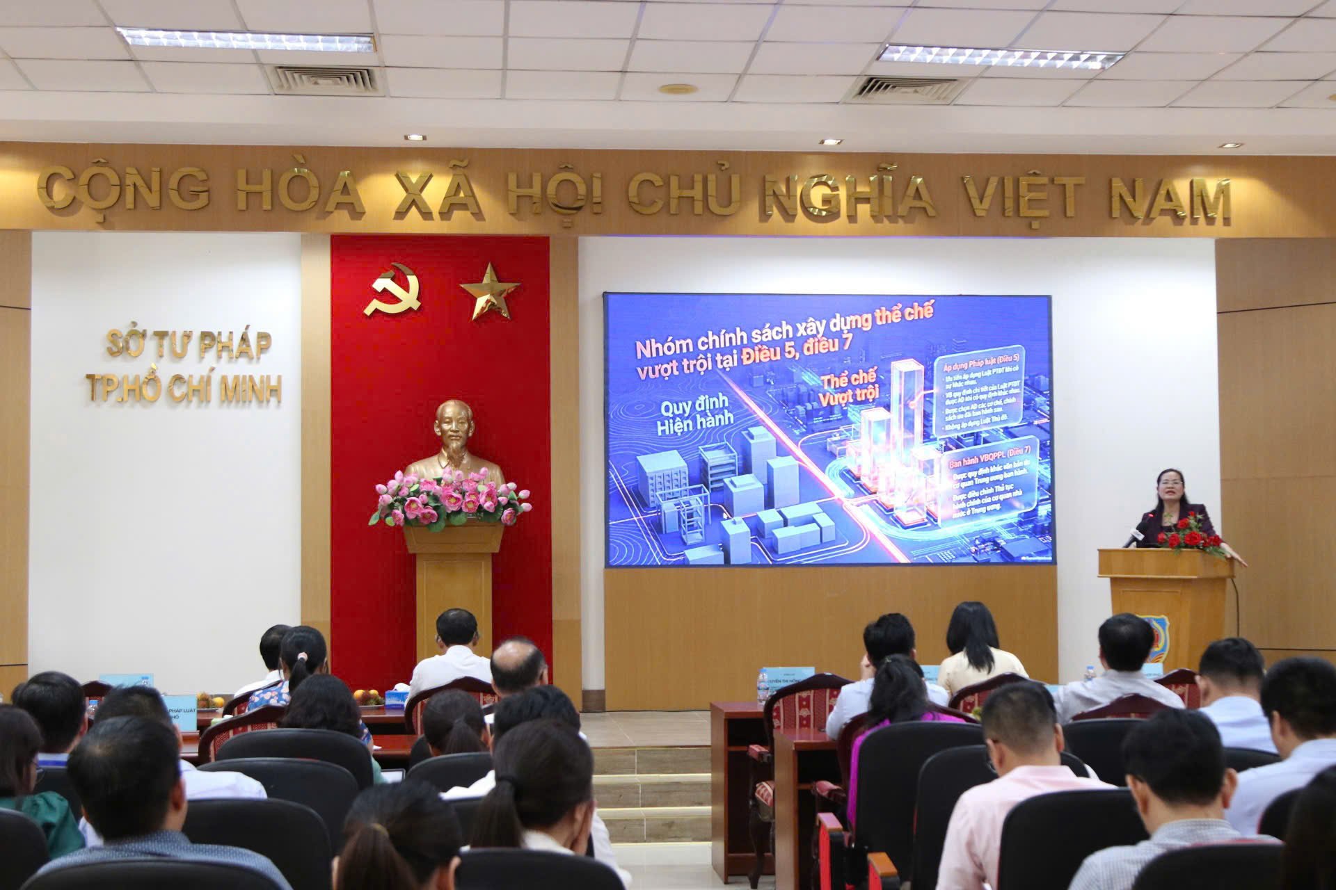 Tại hội nghị, bà Nguyễn Thị Hồng Hạnh trực tiếp quán triệt các nội dung, mục tiêu của Luật Phát triển đô thị đến đại biểu tham dự. Tại hội nghị, bà Nguyễn Thị Hồng Hạnh trực tiếp quán triệt các nội dung, mục tiêu của Luật Phát triển đô thị đến đại biểu tham dự.