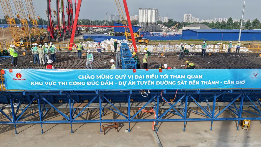Nh&agrave; thầu dự kiến huy động tới 10.000 c&ocirc;ng nh&acirc;n, kỹ sư v&agrave; lực lượng kỹ thuật l&agrave;m việc đồng thời tr&ecirc;n c&ocirc;ng trường trong những giai đoạn cao điểm.
