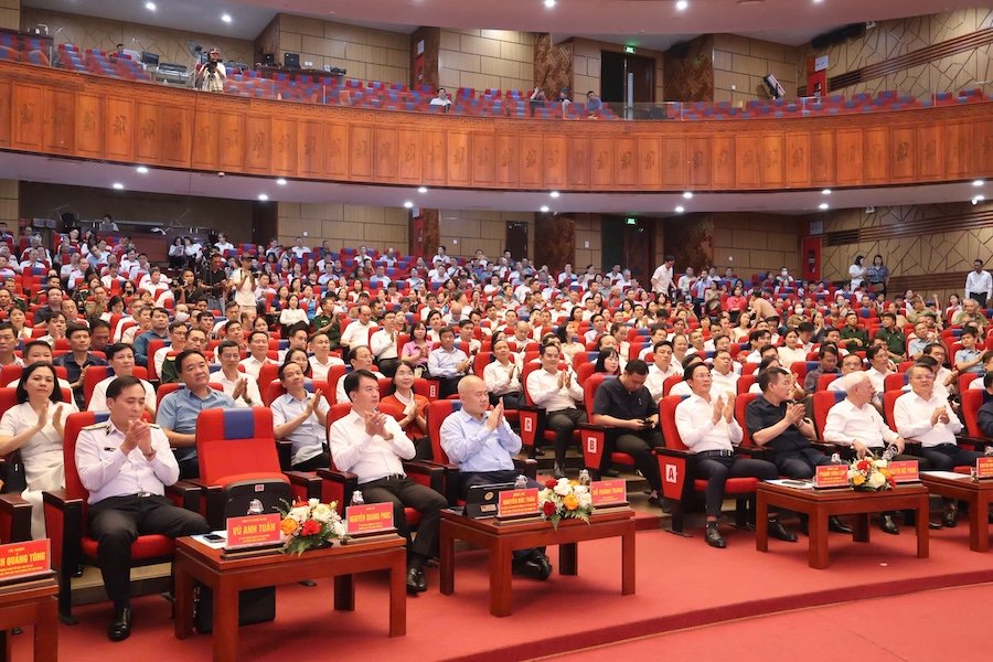 C&aacute;c đồng ch&iacute; l&atilde;nh đạo th&agrave;nh phố v&agrave; c&aacute;c đại biểu tham dự chương tr&igrave;nh.