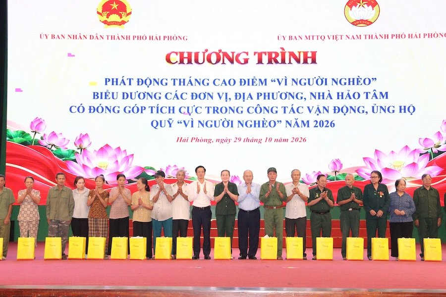Đồng ch&iacute; Chủ tịch Ủy ban MTTQ Việt Nam th&agrave;nh phố Phạm Văn Lập v&agrave; đồng ch&iacute; Chủ tịch UBND th&agrave;nh phố Đỗ Th&agrave;nh Trung trao qu&agrave; cho người d&acirc;n c&oacute; ho&agrave;n cảnh kh&oacute; khăn tại chương tr&igrave;nh.