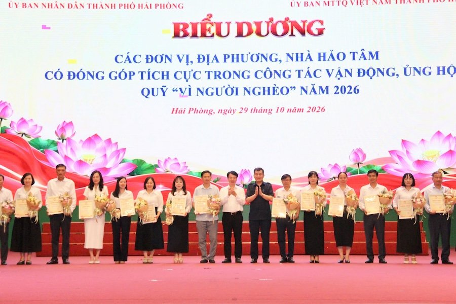 Đại diện l&atilde;nh đạo Trung ương MTTQ Việt Nam v&agrave; Ủy ban MTTQ Việt Nam th&agrave;nh phố trao giấy chứng nhận v&agrave; tặng hoa biểu dương c&aacute;c địa phương c&oacute; đ&oacute;ng g&oacute;p t&iacute;ch cực trong c&ocirc;ng t&aacute;c vận động, ủng hộ Quỹ &ldquo;V&igrave; người ngh&egrave;o&rdquo;.