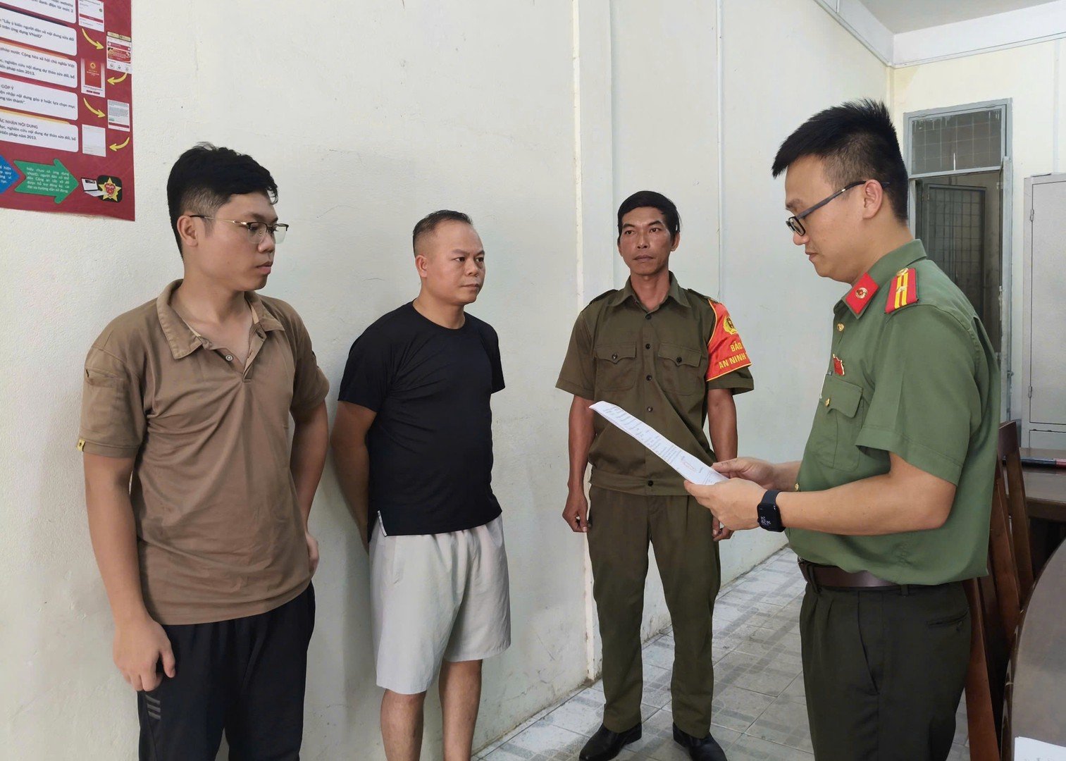 Cơ quan An ninh điều tra Công an TP Đà Nẵng tống đạt các quyết định đối với Chu Đức Anh (áo đen) và Nguyễn Trung Hiếu (ngoài cùng bên trái). Ảnh: Công an cung cấp Cơ quan An ninh điều tra Công an TP Đà Nẵng tống đạt các quyết định đối với Chu Đức Anh (áo đen) và Nguyễn Trung Hiếu (ngoài cùng bên trái). Ảnh: Công an cung cấp